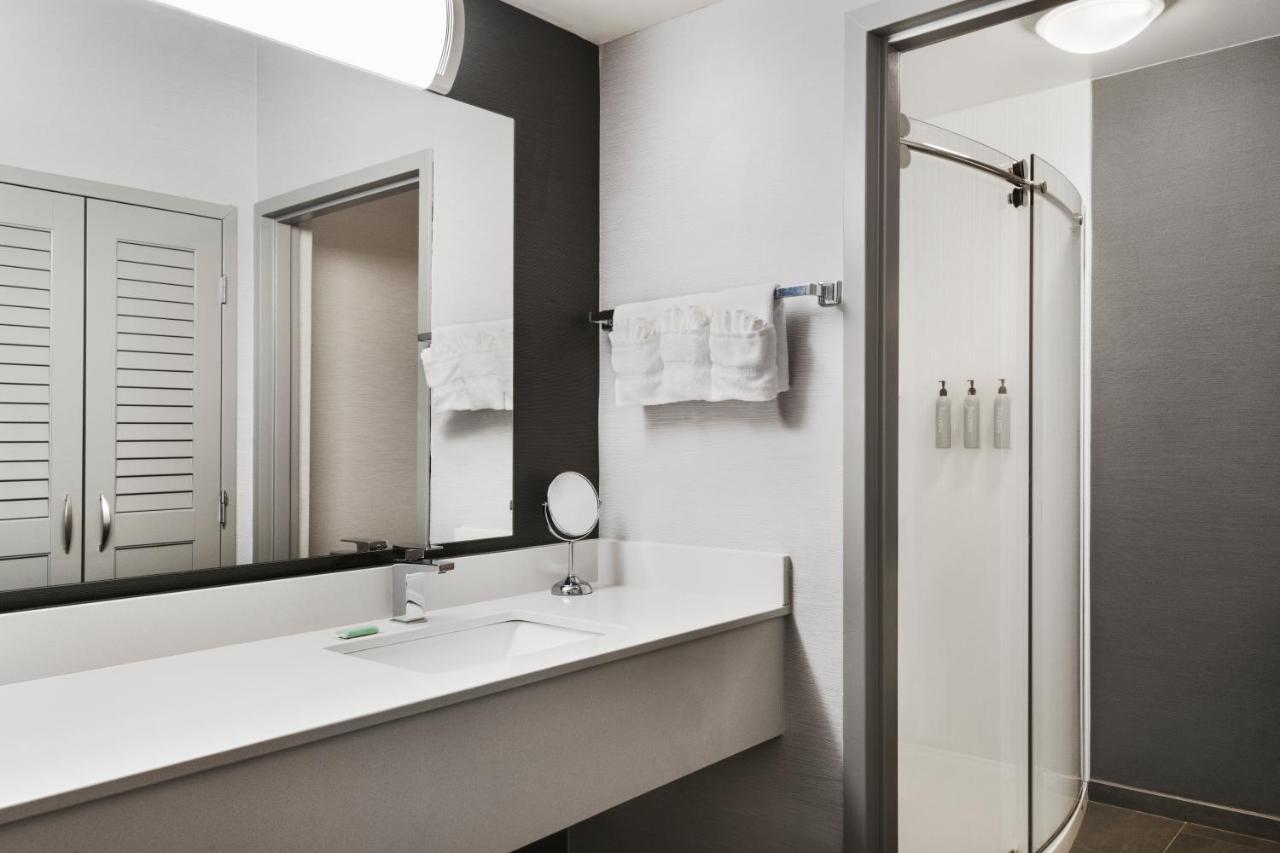 Courtyard By Marriott Burlington Hotel Kültér fotó