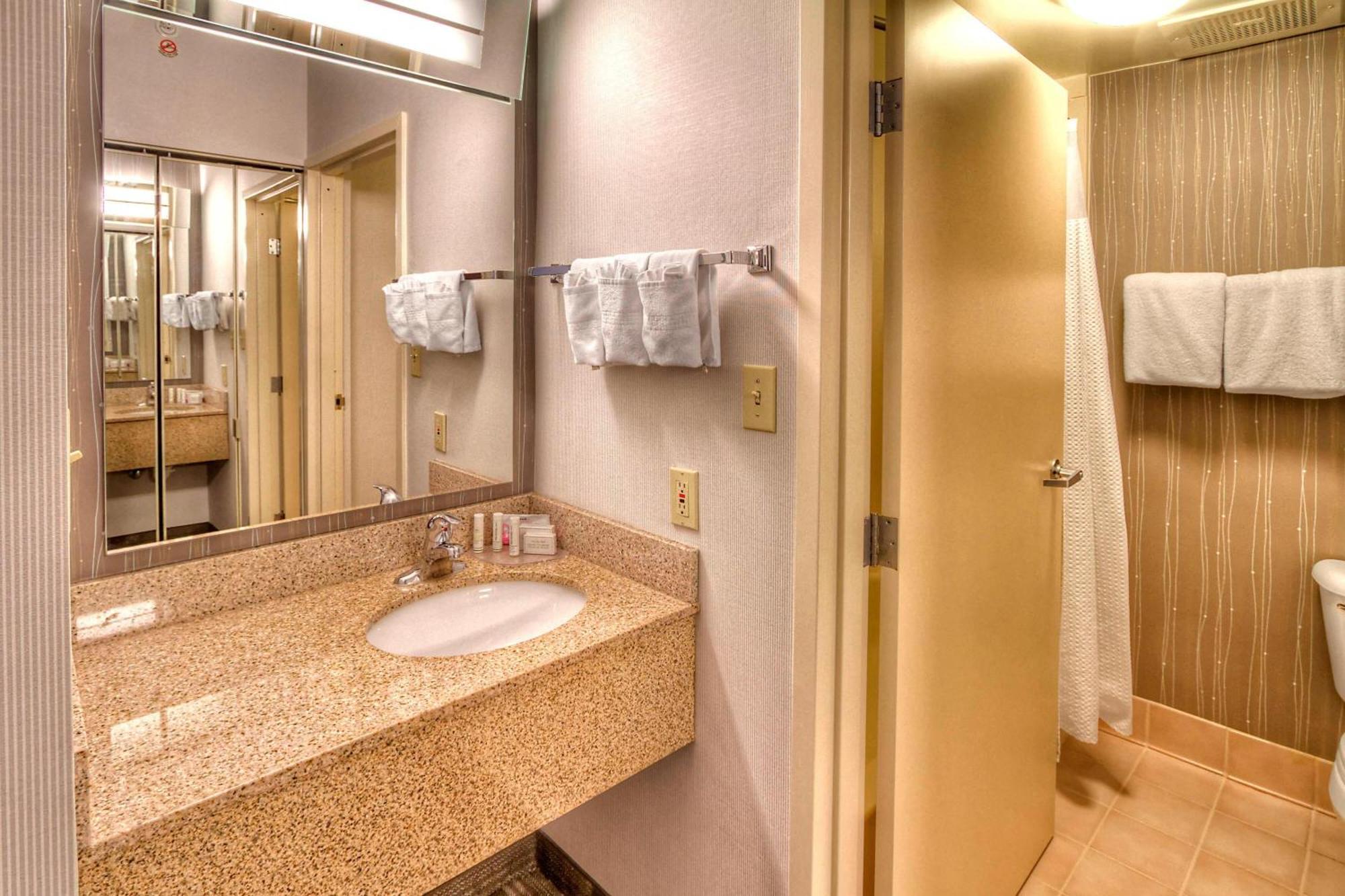 Courtyard By Marriott Burlington Hotel Kültér fotó