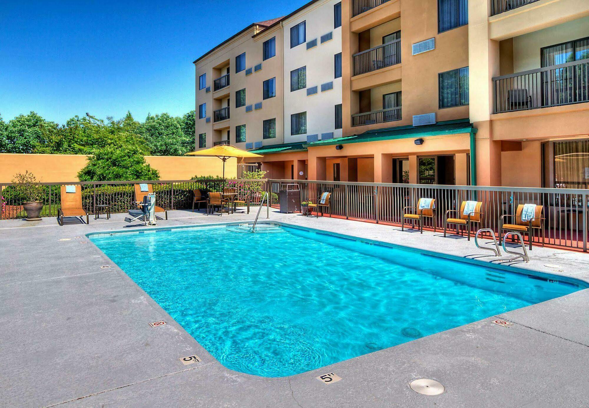 Courtyard By Marriott Burlington Hotel Kültér fotó